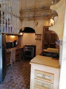 Senouillacchâteau de Mauriac的厨房配有水槽和炉灶 顶部烤箱