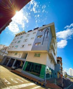 布卡拉曼加布埃纳文图拉快捷酒店的天空中阳光灿烂的白色高楼