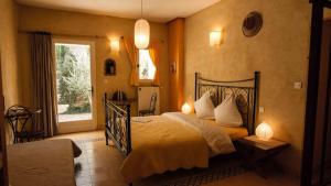 圣洛朗迪韦尔东哥伦比尔城堡酒店的一间卧室设有一张床和一个窗口