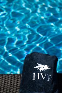 波西塔诺弗兰卡别墅酒店的游泳池旁的毛巾