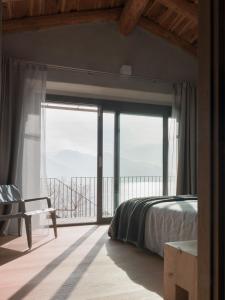克雷米亚Casa Olea Hotel的一间卧室设有一张床和一个大窗户