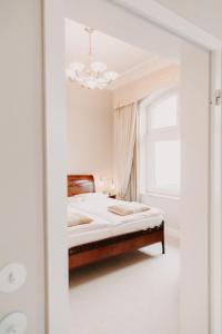 韦斯特兰美丽华酒店的一间卧室设有一张床和一个窗口