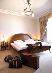 韦斯特兰美丽华酒店的一间卧室配有一张大床和一个行李箱