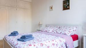 博尔扎诺安妮塔客房别墅旅馆的一间卧室配有带毛巾的床