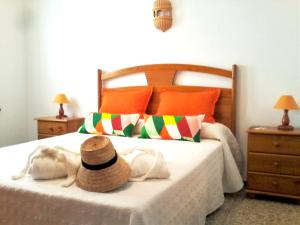 埃尔戈尔福3 bedrooms house at El Golfo Lanzarote 500 m away from the beach with furnished terrace and wifi的一间卧室配有一张床,床上放着一只狗