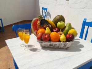 埃尔戈尔福3 bedrooms house at El Golfo Lanzarote 500 m away from the beach with furnished terrace and wifi的桌上一篮水果和两杯果汁
