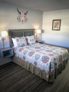 LevellandBest Inn Texas的一间卧室配有一张大床和枕头