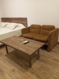贝鲁特Divan Hotel Apartments的带沙发和咖啡桌的客厅