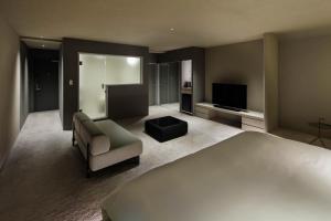 京都屏幕旅馆的一间卧室配有一张床、一张沙发和一台电视