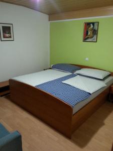 博德森特克Apartmaji in sobe Kocjančič的一间卧室,卧室内配有一张大床