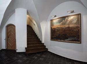 塔博尔索尔旅馆的墙上画画的建筑物的楼梯