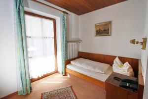 慕尼黑纽马尔酒店的小房间设有床和窗户