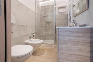 库马约尔Maison Altea的浴室配有卫生间、盥洗盆和淋浴。