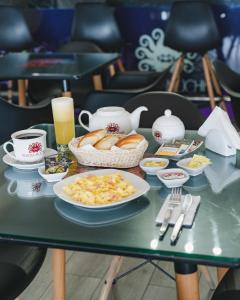 万查科Hotel Riviera Muchik的一张桌子,上面有早餐食品和饮料