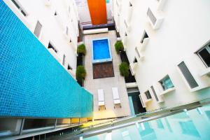 韦拉克鲁斯努酒店的享有带游泳池的建筑景致