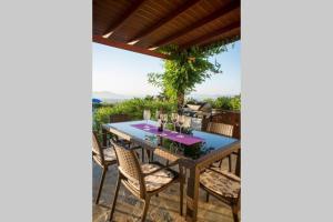 科斯镇Villa Elia with pool, Yurt and sea views的美景庭院内的桌椅