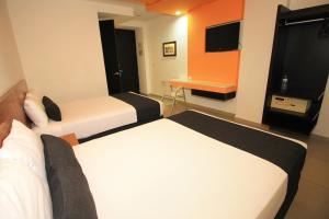 韦拉克鲁斯努酒店的酒店客房配有两张床和一张书桌