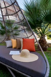 乌尔齐尼埃内达公寓酒店的吊床上的稻草帽和枕头