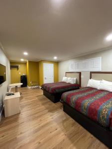 圣布鲁诺Ritz Inn-San Francisco Airport SFO的酒店客房设有两张床和一张桌子。
