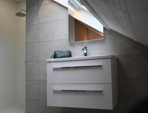 科克赛德La maison du pêcheur Koksijde的浴室设有白色水槽和镜子
