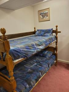 蓝山鲍尔宁旅馆 的一张木架床