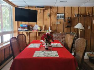 蓝山鲍尔宁旅馆 的一间带红色桌布的餐桌的用餐室