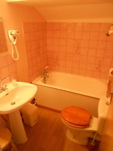 克松吕-隆日梅罗雷杜布亚酒店的带浴缸、卫生间和盥洗盆的浴室