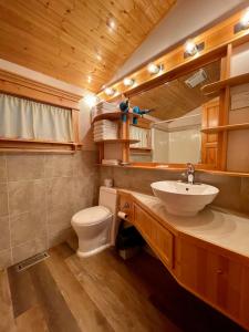 戈尔登布克赛德汽车旅馆的浴室配有白色卫生间和盥洗盆。