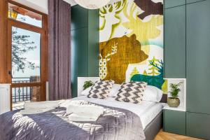布科维纳-塔钱斯卡Apartamenty na Leśnej的卧室配有一张壁画床