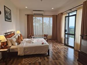 达瓦拉维桑陶里亚维尔德酒店的酒店客房设有一张床和一个阳台。