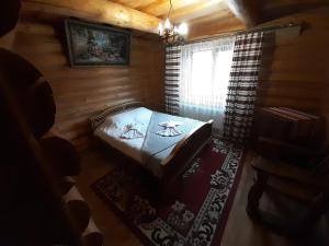沃罗赫塔Guest House Dikiy Zrub的小木屋内的小房间,配有桌子