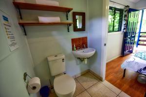 苦难角丹特里桑顿海滩度假屋的一间带卫生间和水槽的浴室