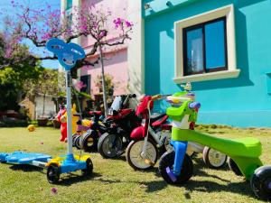 埔里童心园民宿的一群儿童玩具停在草地上