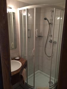 慕尼黑纽马尔酒店的带淋浴和盥洗盆的浴室