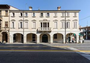 帕多瓦Palazzo Bovio - Boutique Apartments的街道上一座大型白色建筑,设有阳台