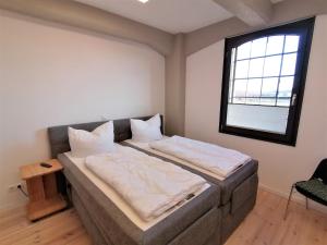 巴特Speicher Residenz Barth E3 App 1的一间设有两张床铺和窗户的房间