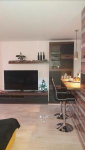 布雷兹诺Apartmán NAVRCHU的客厅配有桌子和平面电视。