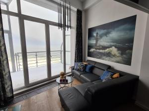 济夫努夫The Baltic Horizon的带沙发和大窗户的客厅