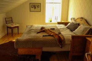 YtterhogdalGammal Stugan SKOGSFEEN的猴子躺在卧室的床上