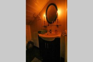 YtterhogdalGammal Stugan SKOGSFEEN的一间带水槽和镜子的浴室