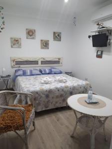 克罗托内希腊马格纳住宿加早餐旅馆的卧室配有一张床和一张桌子及椅子