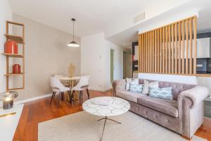 马德里马德里出租公寓的客厅配有沙发和桌子