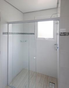 卡内拉卡内拉普萨达德芬芳旅馆的带窗户的浴室内的玻璃淋浴间