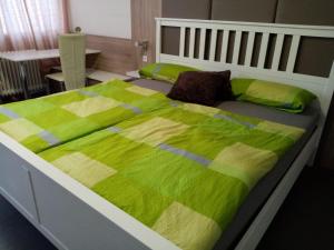modern Hoteliving Gießen客房内的一张或多张床位