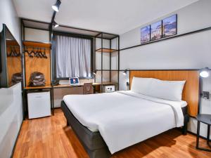 里约热内卢科帕卡巴纳珀斯图2号宜必思酒店的酒店客房设有一张白色大床和一个窗户。