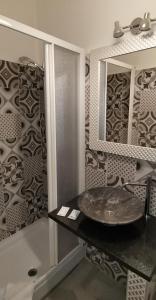罗马日月旅馆的一间带水槽和镜子的浴室