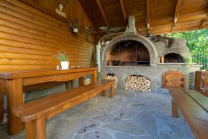 克罗奇琴科Willa Grono的庭院里的木凳,配有石炉