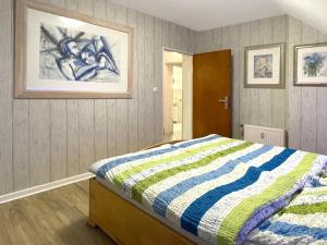 科隆科林波尔公寓的一间卧室配有带条纹被子的床