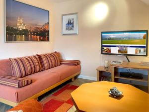 科隆科林波尔公寓的带沙发和平面电视的客厅