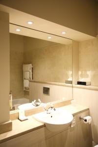 米尔福德玛尔罗伊伍兹酒店的一间带水槽和大镜子的浴室